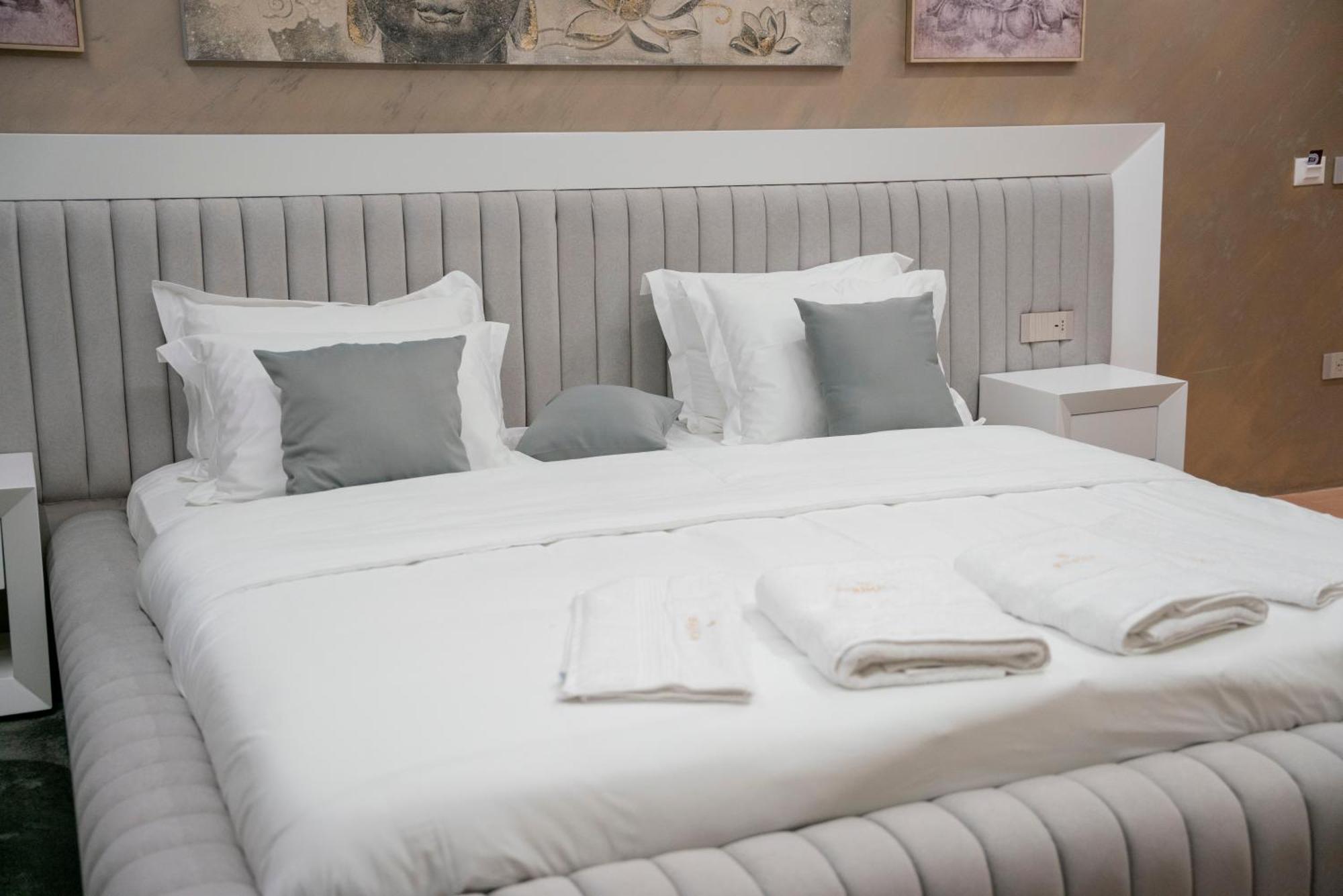 Hotel Pernoca Durrës Buitenkant foto