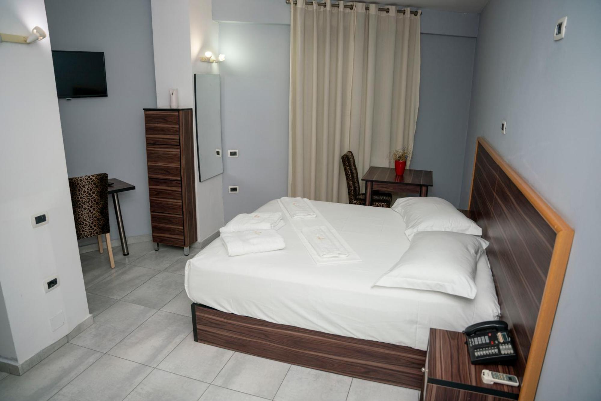Hotel Pernoca Durrës Buitenkant foto