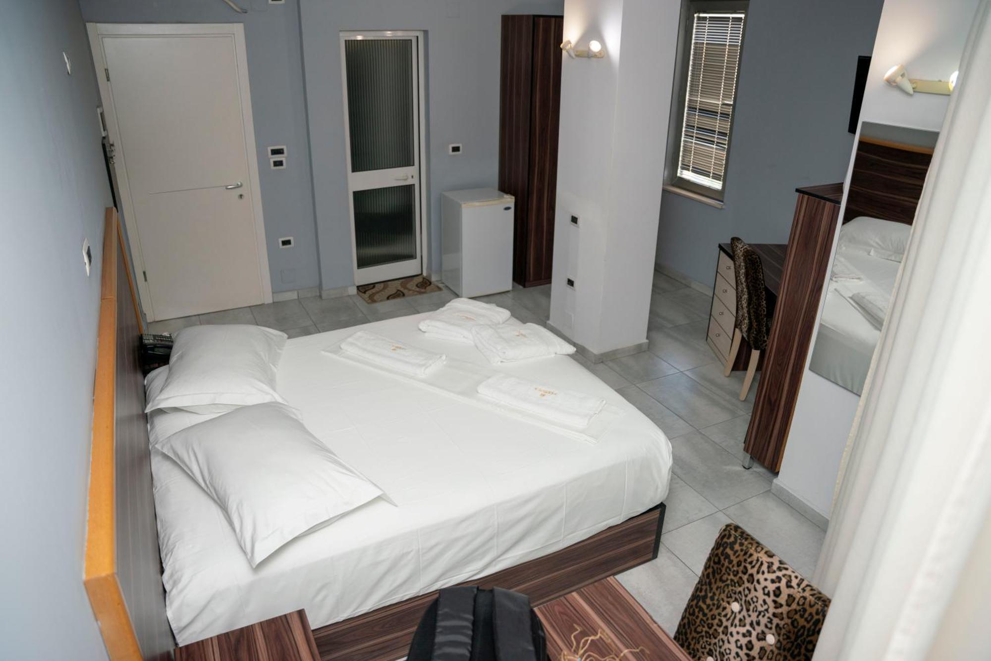 Hotel Pernoca Durrës Buitenkant foto