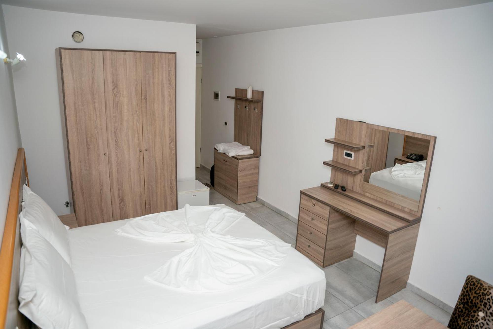 Hotel Pernoca Durrës Buitenkant foto