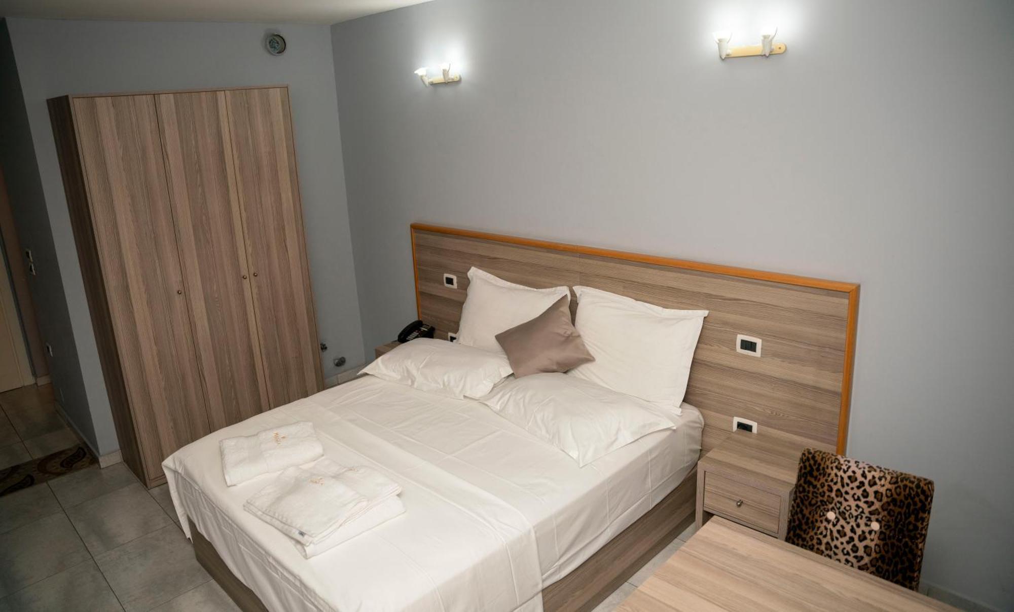 Hotel Pernoca Durrës Buitenkant foto