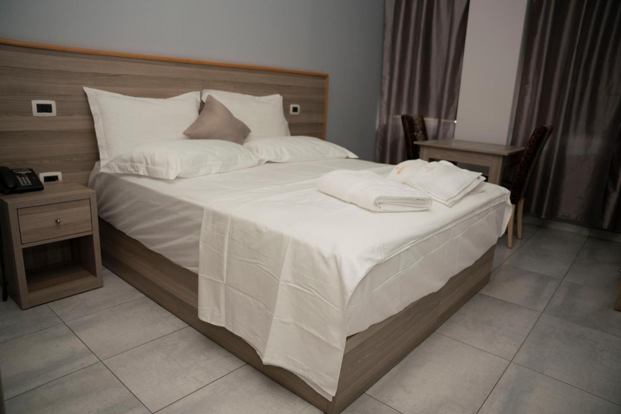 Hotel Pernoca Durrës Buitenkant foto