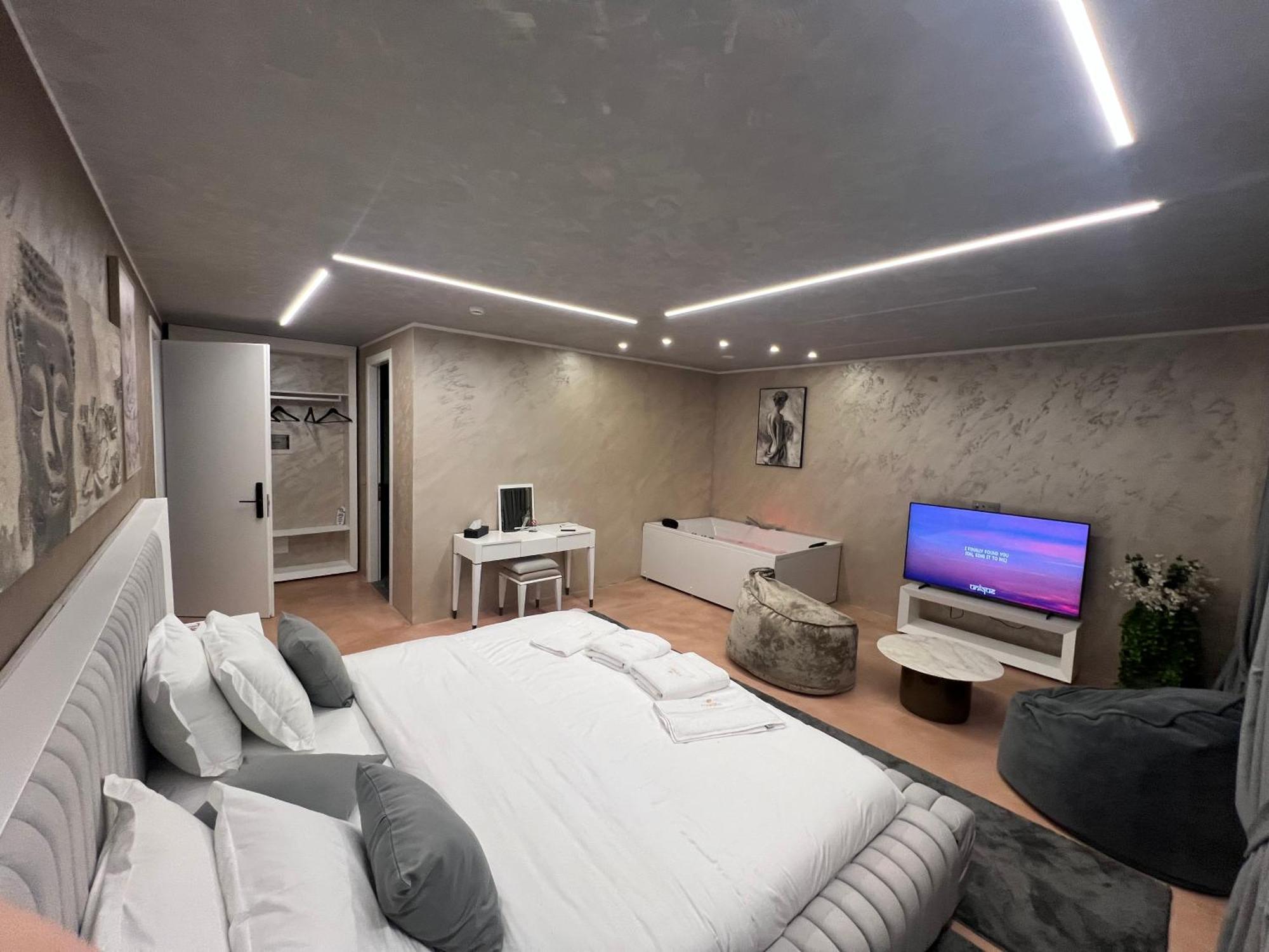 Hotel Pernoca Durrës Buitenkant foto